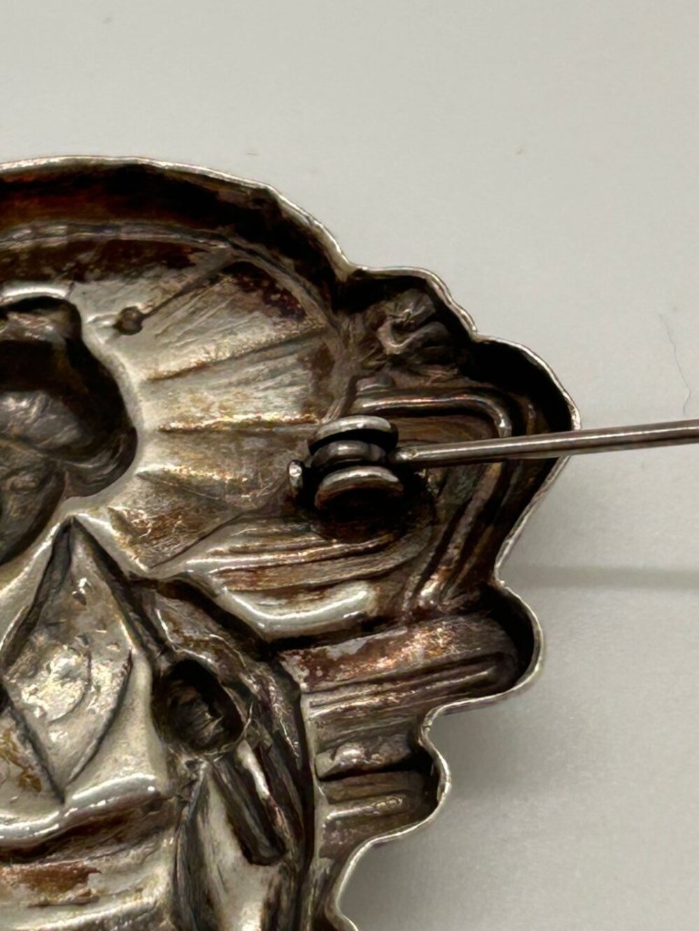 Vintage Japanese Geisha Brooch Pin Repoussé Parasol Silver-Tone Art Deco Asian - Picture 7 of 7